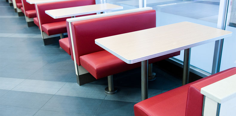 در طراحی مدرن دکوراسیون فست فود از صندلی‌های راحت استفاده کنید