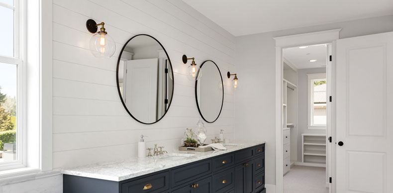 در کنار لوسترهای کریستالی لامپ کریستالی نیز نمای زیبایی را در حمام ایجاد می‌کند. همچنین شما می توانید در کنار استفاده از لامپ های کریستالی از المان‌های چوبی همچون سینک های کابینت دار چوبی نیز استفاده نمایید.