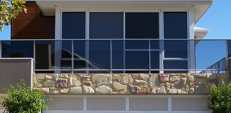 طراحی شیشه بالکن بدون قاب به صورتی است که سطح بین دیوارها را به طور کامل می پوشاند و سبب عدم ورود هرگونه سر و صدا، باد و باران، سرما و گرما به فضای داخلی می شود.
