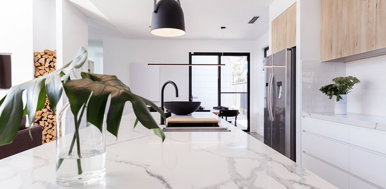 استفاده از کانتر مرمری کنار کابینت‌های چوبی می‌تواند زیبایی خاصی را به آشپزخانه‌تان بدهد.